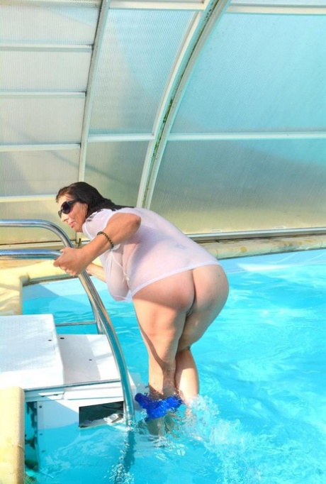 Little Lu Lush from Britain pulls off giant chinknots of her wet T-shirt in the middle of swimming pool.
