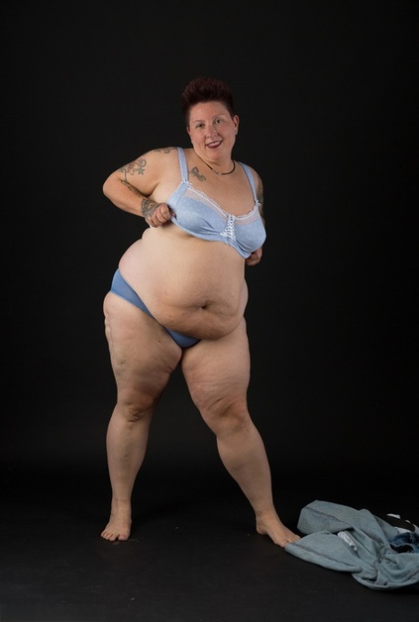 The amateur Tattoo Girl who is overweight puts on her breasts and then cuff-tucks after taking off her clothes.