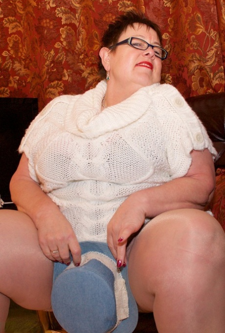 Wearing her glasses on the big tits, and pussy, an obese woman who is in full-blown obsequies.