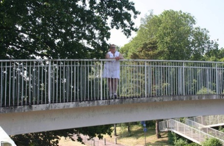 Fat blonde Lexie Cummings exposes herself while crossing a pedestrian overpass