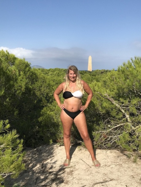 A fat first timer, Sweet Susi takes off her dress and swimsuit, with a dirty blonde hair.