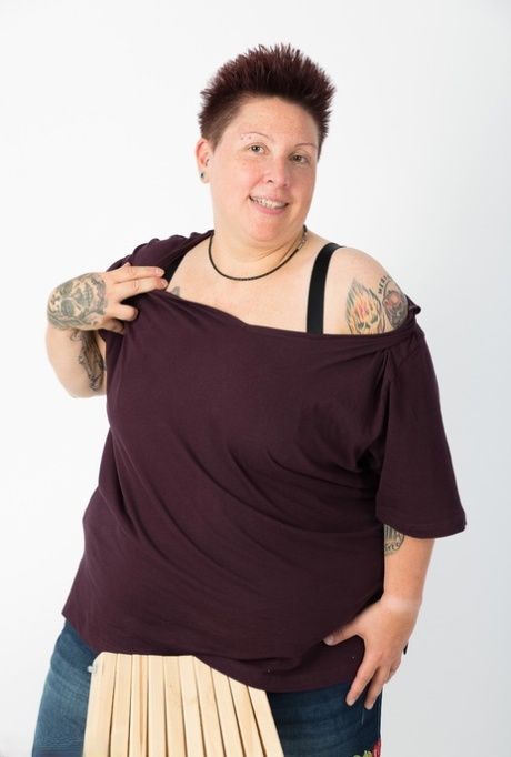 This tattoo girl is a fat amateur who only wears makeup and removes her shoes by herself.