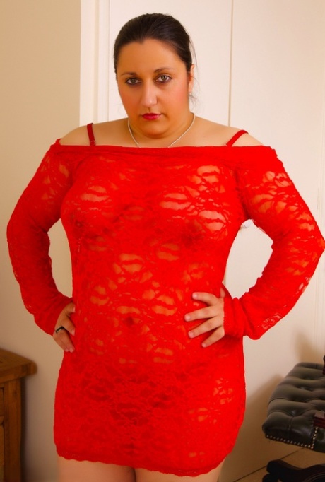 Amateur plumper Kimberly Scott removes her natural breasts from a red dress.