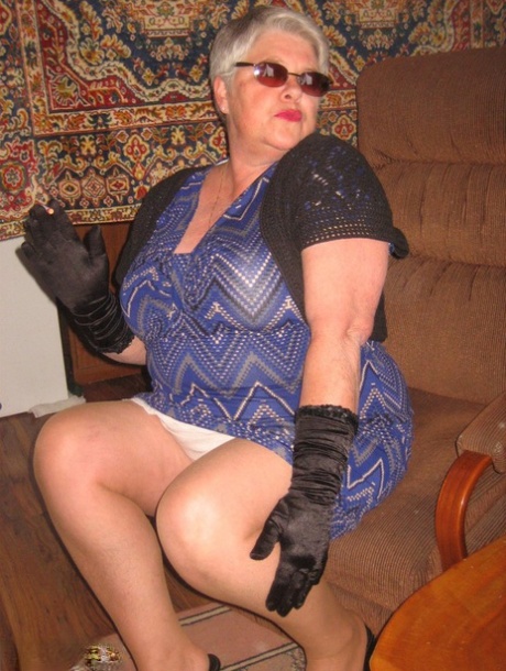 Dressed in shades, gloves, and pantyhose, the fat granny girdle goddess exposes herself.