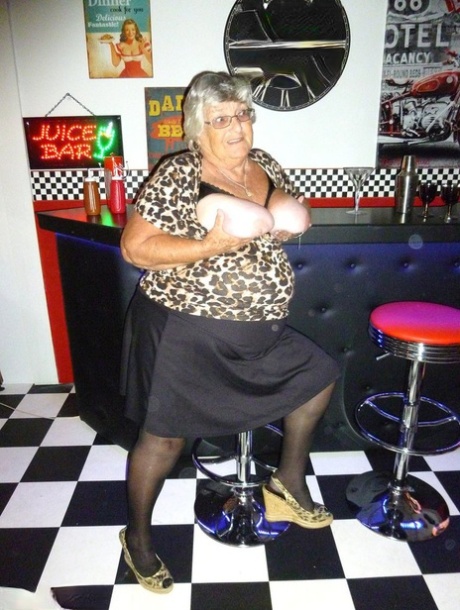 Толстая бабушка Либби держит свои большие отвисшие сиськи в нейлоне и подвязках