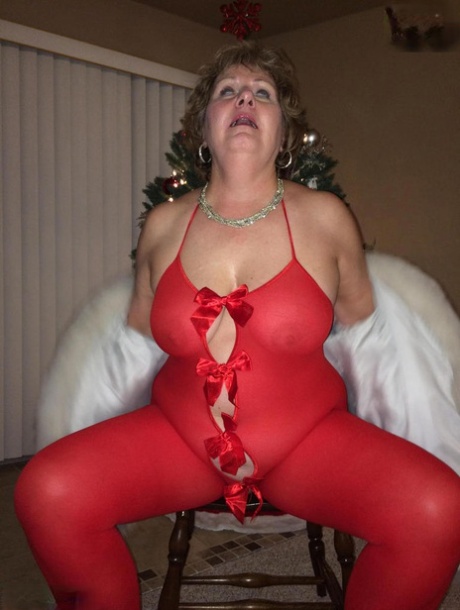 Busty Bliss, an untrained lingerie artist who is older than her age, performs oral sex during the Christmas festivities.