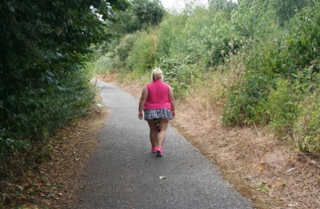 Толстая британка Лекси Каммингс идет по дорожке с анальной пробкой в ​​виде хвоста енота