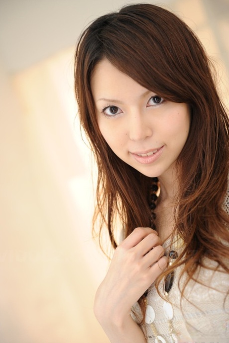 Non-naked outfit: Japanese solo girl Rino Tokiwa wears an ankle strap dress and a skirt.