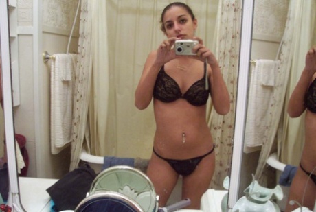 Indian chick takes nude and non nude self shots in bathroom mirror - PornHugo.net
