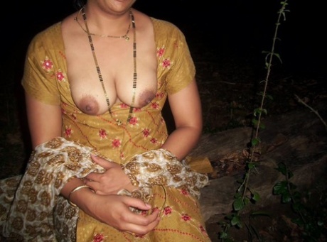 After showing her small tits, the Indian amateur exposes her buttocks.