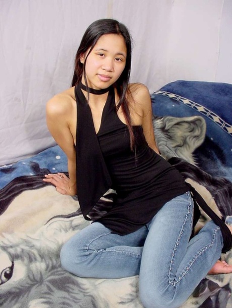 Азиатская соло-девушка показывает свою голую задницу и пизду сразу после того, как сняла с себя одежду