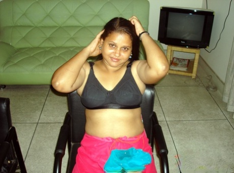 As she gets fully naked, a fat Indian woman exposes her natural tits.
