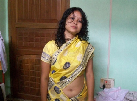 Индийская жена переодевается, ублажая мужа на кровати в видео от первого лица