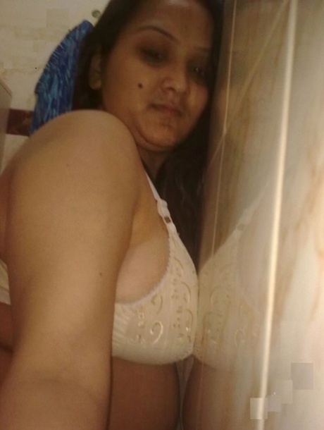 Индийская студентка с избыточным весом показывает свою голую талию в лифчике
