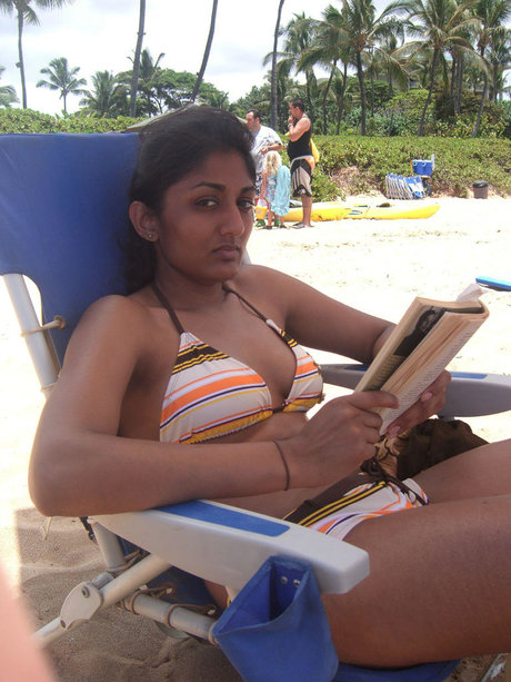 Indian Lady Naked On Beach - Indian G String Porn Pics & Naked Photos - PornPics.com