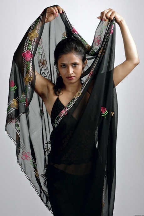 Стройная индианка снимает сари, чтобы позировать в черном нижнем белье