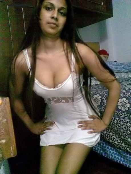 Sexy Indian Female Models In Her Lingerie During Non Nude Action