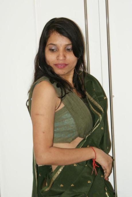 Teasing: Indian MILF Kavya Sharma gets nude.