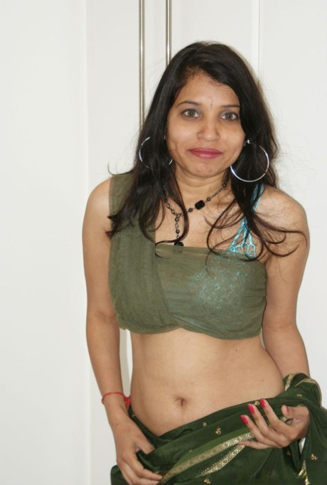 Teasingly, the Indian MILF Kavya Sharma strips off to reveal her nude.