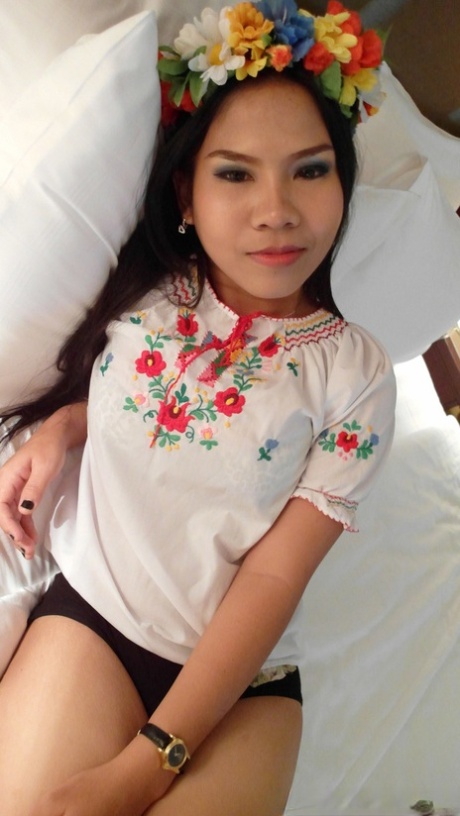 Wearing a bouquet, Aziza is an Asian amateur who pulls up her anal area with a crown of flowers.