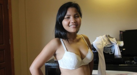 Азиатская любительница с бритой киской трахает секс туриста в ПОВе