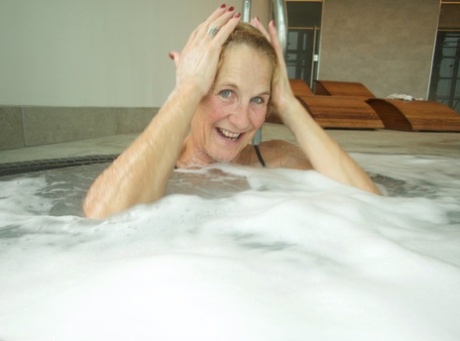 A hobby girl named Molly MILF reveals her bellies and tailbones while bathing in warm water.