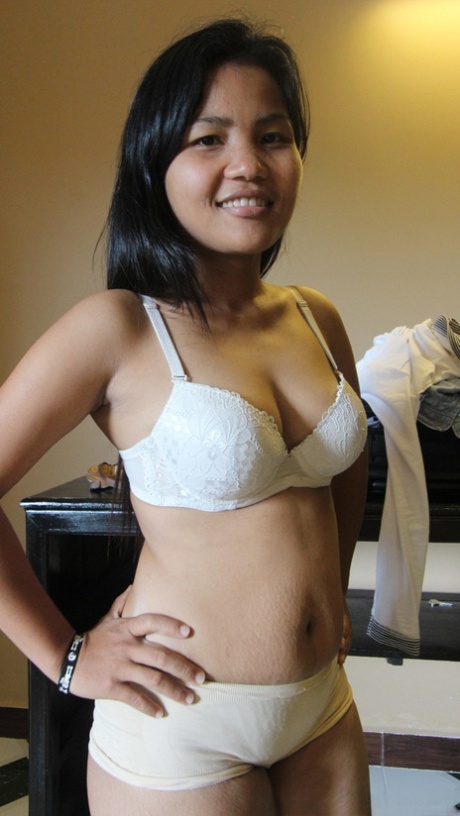 Пухленькая азиатка Шанти раздевается перед сексом без презерватива с иностранцем