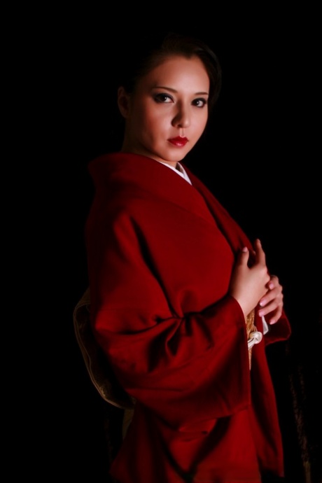 Women in Japanese fashion wear red lips while making a knife.