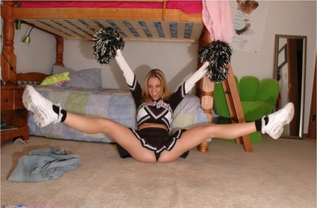 Amateur Model Nikki Sims Exposes Upskirt Thong In Cheerleader Uniform