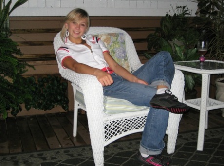 While drinking in the backyard at night, Kasia, a blonde amateur, pees too much.