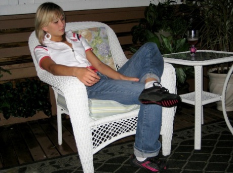 While drinking at night, Kasia drinks in the backyard and is a blonde amateur.