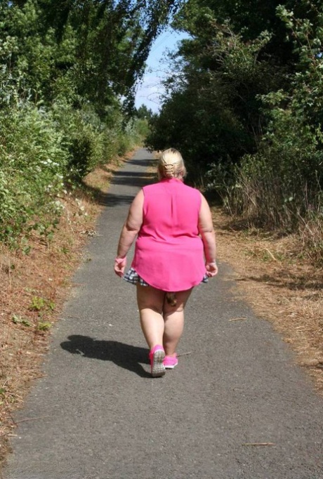 When outdoors for walks, Lexie Cummings a BBW who is an amateur photographer and uses a raccoon tail butty.