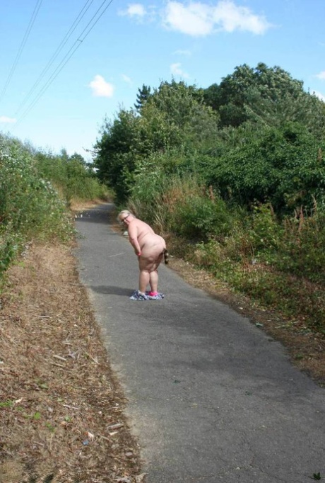 While on a hike in the woods, Lexie Cummings (an amateur BBW) wears a small plastic bag with her backside to keep herself safe from the canine.