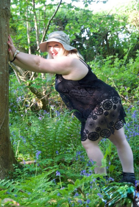 Blonde BBW makes her nude debut under a tree in a safari hat