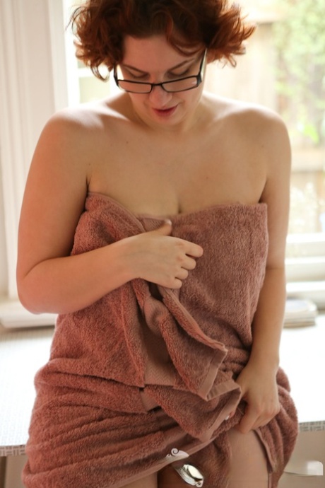 Redhead Amateur Ryder Sparks Removes Her Bath Towel Before Masturbating