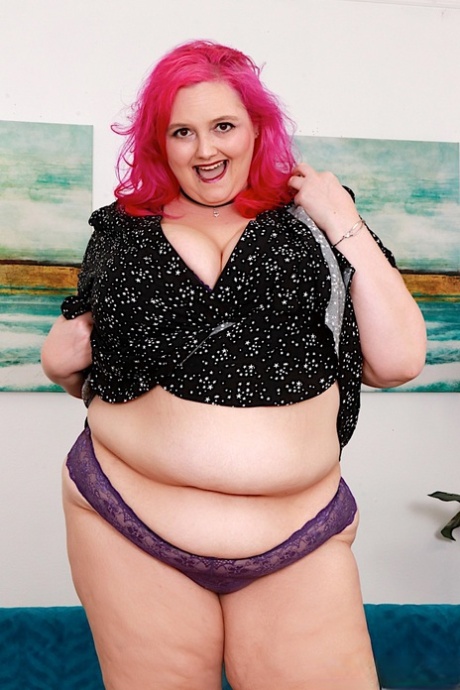 SSBBW with pink hair and Sara Star finger, spreads her hand after taking off the clothes.