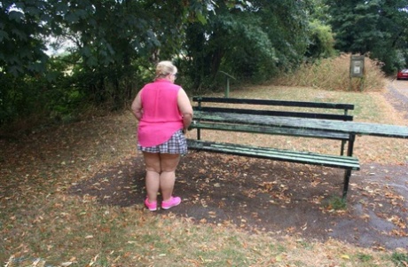 On a public picnic table, Lexie Cummings expose herself as an obese British amateur.