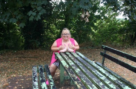 On a public picnic table, Lexie Cummings, an overweight British amateur golfer, exposes herself.