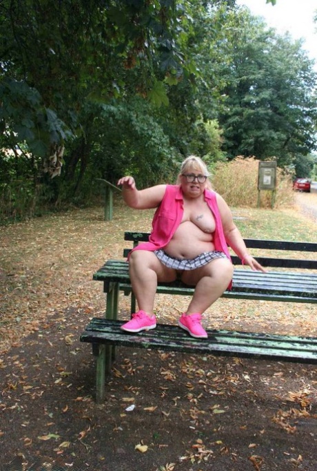 A public picnic table is where Lexie Cummings, an obese British amateur, bares her body to protect herself.