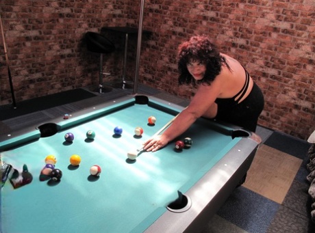 Despite shooting pool on topless ground, an older plumper is still working with the stripper pole to achieve her goal.