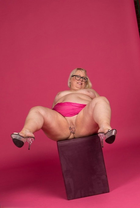 A large buttocks and an erect penis are both displayed by Lexie Cummings, who is British fat.