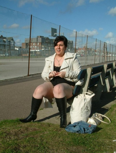 Before masturbating, the brunette fatty appears on a public bench.