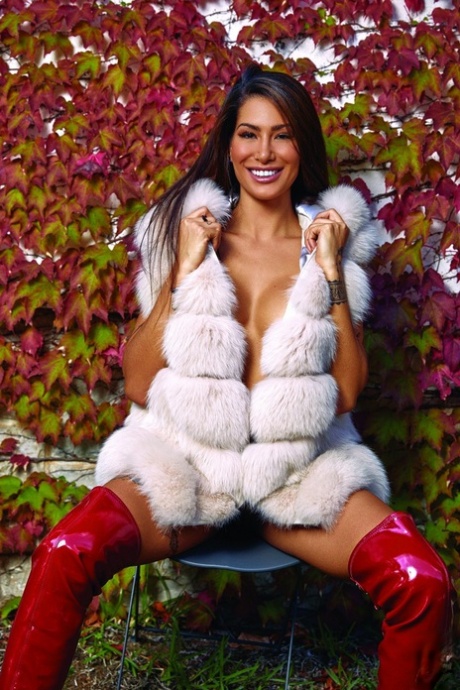 Hot solo girl Poliana De Paula dons furs while modeling for centerfold spread - PornHugo.net