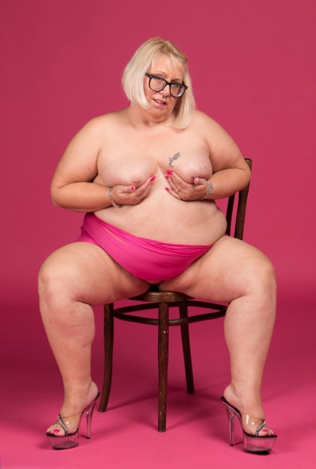 Despite being a blonde amateur, Lexie Cummings looks overweight while wearing high heels.