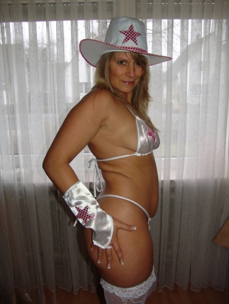 Amateur Chick Sweet Susi Parts Her Pussy Lips In A Texas Themed Bikini And Hat