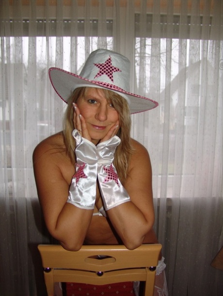 Amateur Chick Sweet Susi Parts Her Pussy Lips In A Texas Themed Bikini And Hat