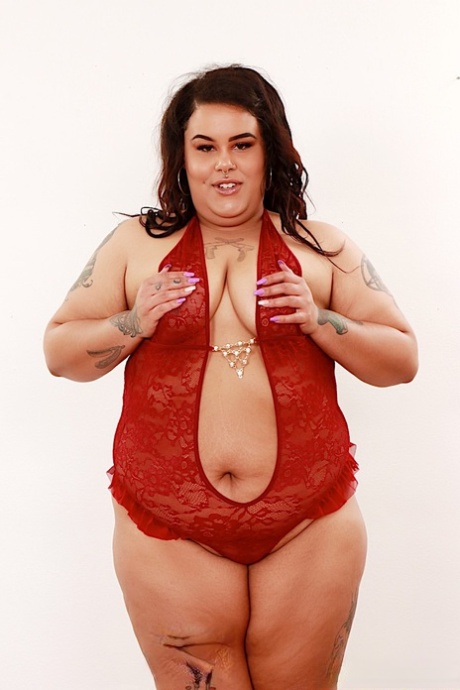 Spooky Fat Brat goes for a nude look in canvas sneakers instead of red lingerie from SSBBW.