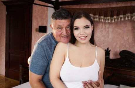 Beautiful Girl Sofia Lee Goes Pussy To Mouth With An Old Man