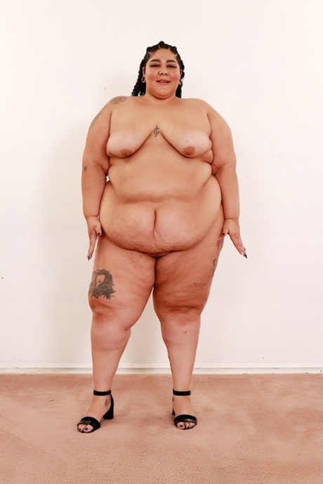 SSBBW Crystal Blue removes a bra and panty set to pose naked in shoes - PornHugo.net
