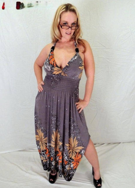 Overweight Amateur Dee Siren Looses Her Big Boobs From A Dress In Glasses